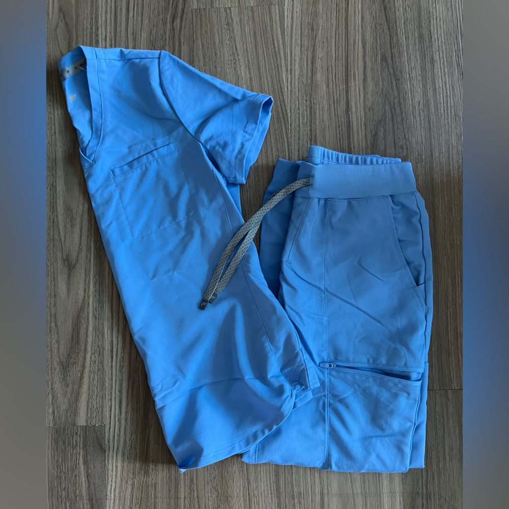 Fabletics Small Scrub Set